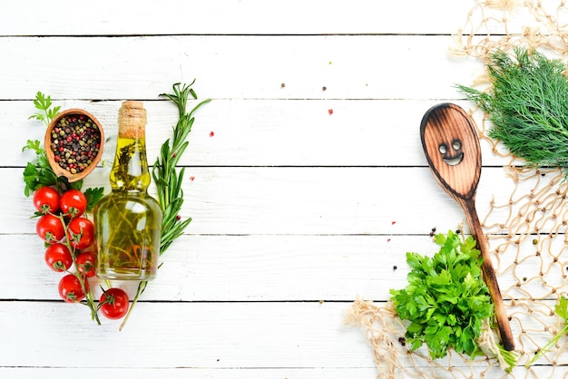 Deska z przyprawami i świeże warzywa